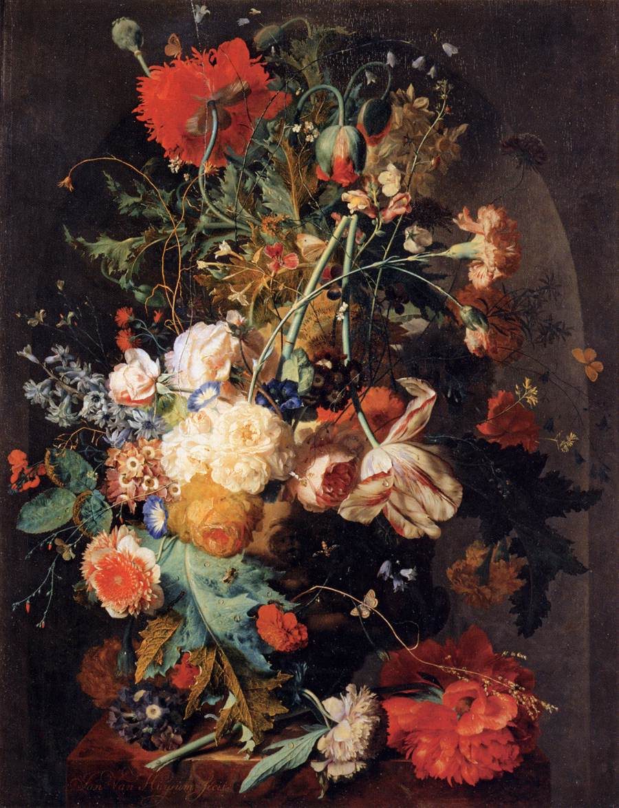 Jarrón de flores en un nicho