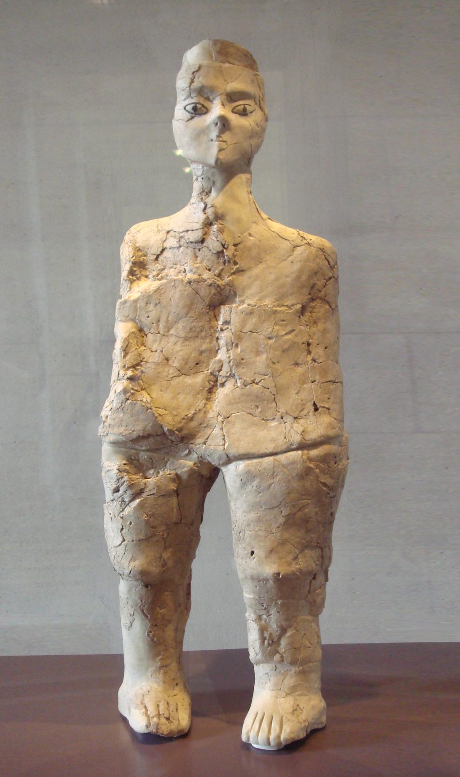 Menschengestaltige Statue aus 'Ain-Ghazal