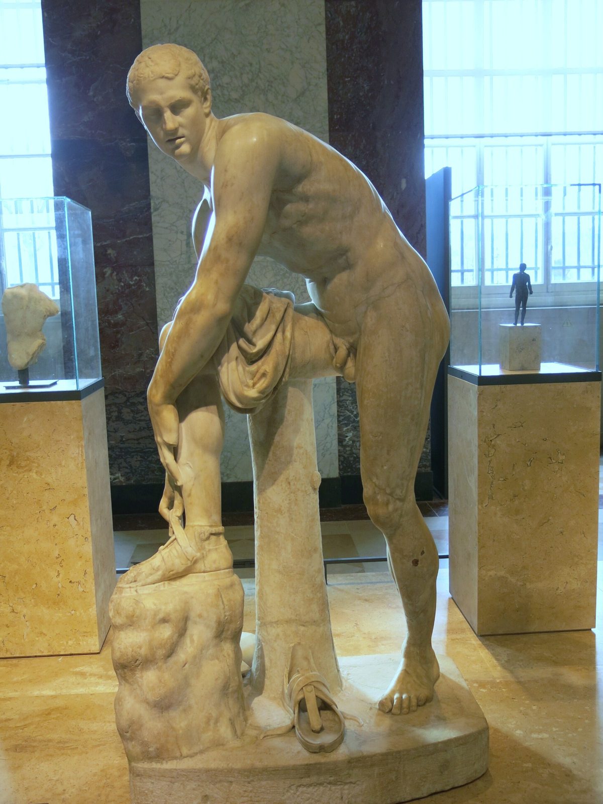 Hermes z sandałem